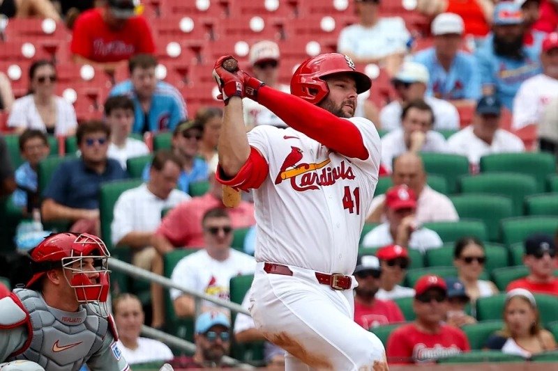 Alec Burleson lidera la ofensiva de los Cardenales en la victoria sobre los Filis