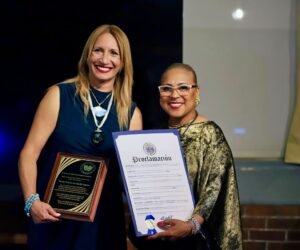 Wendy Queliz es galardonada en Estados Unidos por su destacada labor en el teatro inclusivo