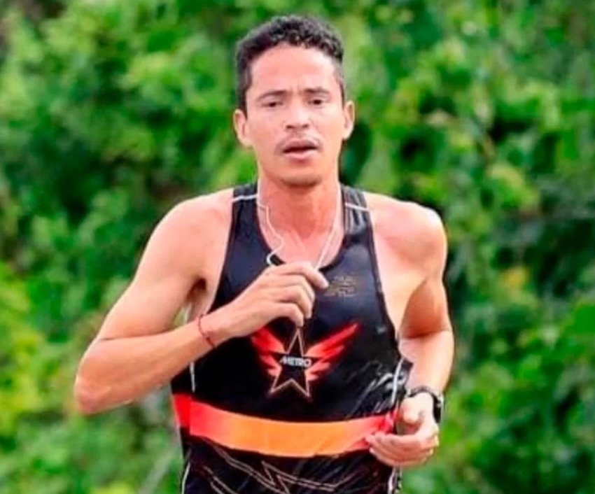 Álvaro Abreu conquista el oro y bate el récord centroamericano en la media maratón